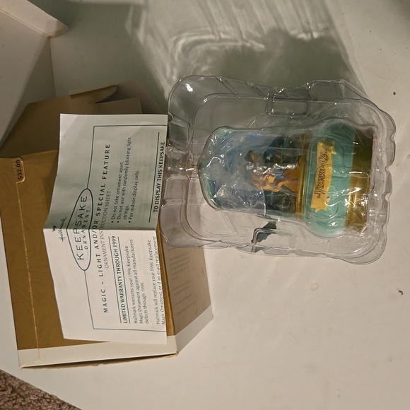 New Hallmart, Wizard of Oz, singing christmas ornament - Picture 7 of 10